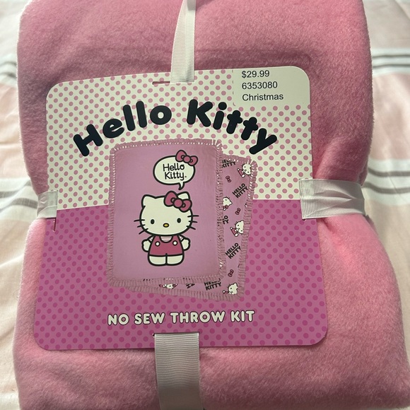 Hello Kitty Pink No-Sew Throw Kit - Picture 2 of 6